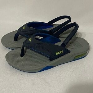 Reef little boys size 11/12 waterproof thong sandals with back strap EUC